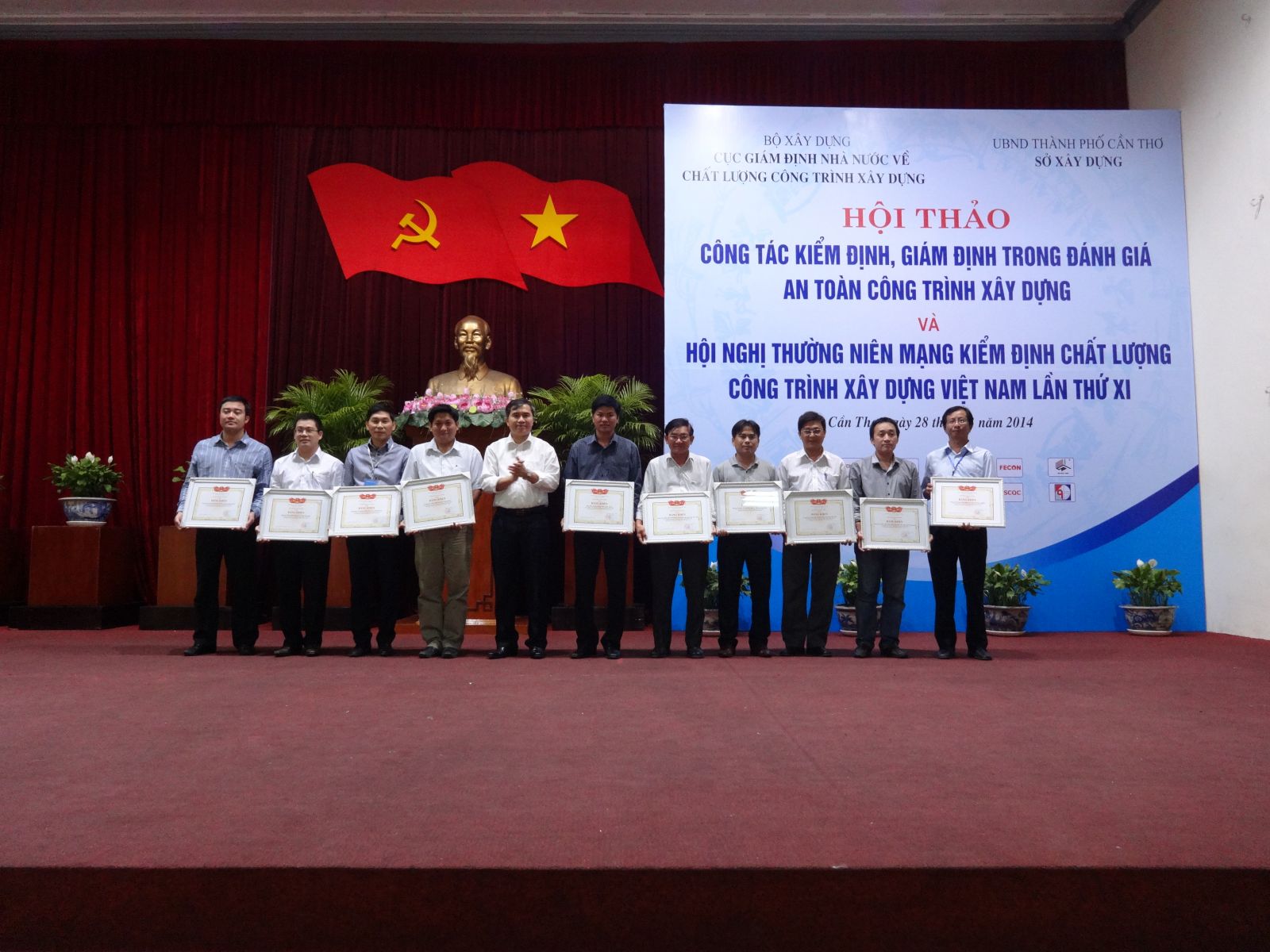 Ông Lê Quang Hùng - Cục trưởng Cục giám định Nhà nước về CLCTXD trao bằng khen của Bộ trưởng Bộ XD cho các đơn vị, cá nhân có thành tích xuất sắc trong hoạt động Mạng Kiểm định năm 2013